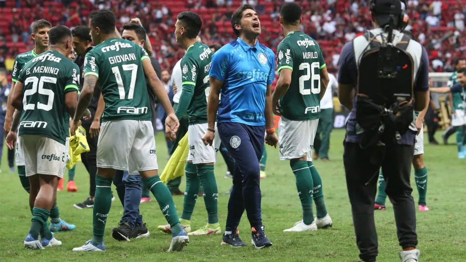 Palmeiras pode ter mudança no meio-campo após corneta de Abel e data Fifa